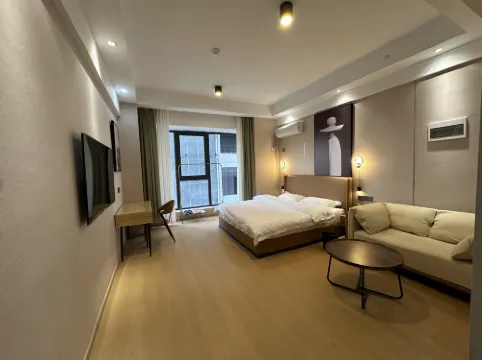 Ludao Light Luxury Homestay (Shangqiu Zhonghuan Plaza Railway Station)