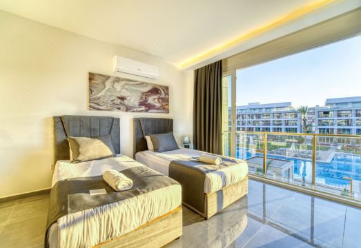 Courtyard Long Beach Holiday Resort의 야외 수영장 사진