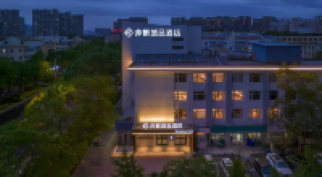 Chonpines Hotel (Qinhuangdao Railway Station Wenhua Road) Hotels in Qinhuangdao