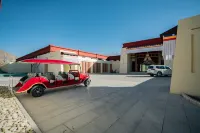 Shigatse Summer Palace Healing Hotel - parking