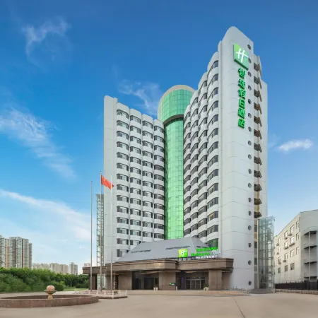 Holiday Inn Express ZHENGZHOU GARDEN ROAD by IHG Отели рядом с достопримечательностью «Хэнаньский факультет легкой промышленности (Yuan Tin Campus)»