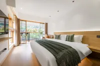 Qiyu Light Luxury View Guest House (Xijiang Qianhu Miao Village Store) Отели рядом с достопримечательностью «Музей Китайской Народной Израилевой Из»