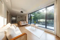 Linxijian Homestay (Bifengxia Scenic Area) - balcony