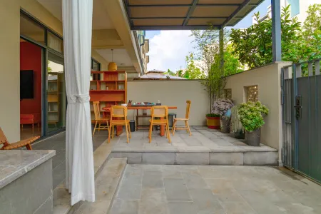 Rongyue Garden Hot Spring Homestay (Wenxing Tower Branch) Отели рядом с достопримечательностью «Beihai Wetland»