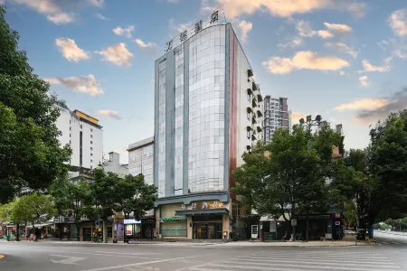 Wande Hotel (Lichuan Central Passenger Transport Terminal Tenglongdong Branch) Отели рядом с достопримечательностью «Tenglong Cave Scenic Area»