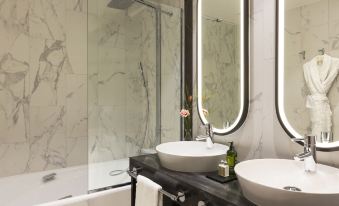 La Clef Tour Eiffel Paris by The Crest Collection