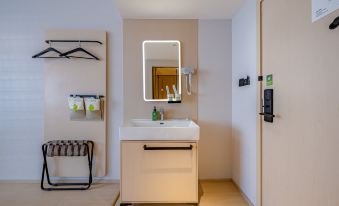 Hi Inn Hotel (Guiyang Qingzhen Zhonghuan Guoji)