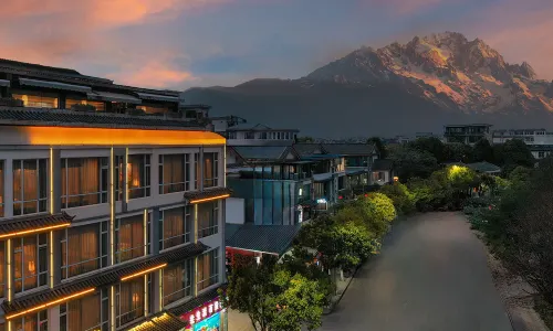 Lijiang ancient city Zangyuan snow mountain view hotel (big water wheel shop)