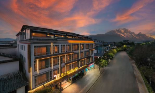 Lijiang ancient city Zangyuan snow mountain view hotel (big water wheel shop)