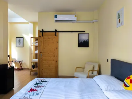 Moon in 9 haus Cafe & Villas Отели рядом с достопримечательностью «Wat Map Ta Phut»