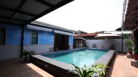 Voon Cottages@Pinjistation | Private Pool | 10pax Hotels in 