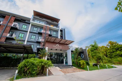 The Living Samut Prakan Hoteles cerca de Assumption University Suvarnabhumi Campus