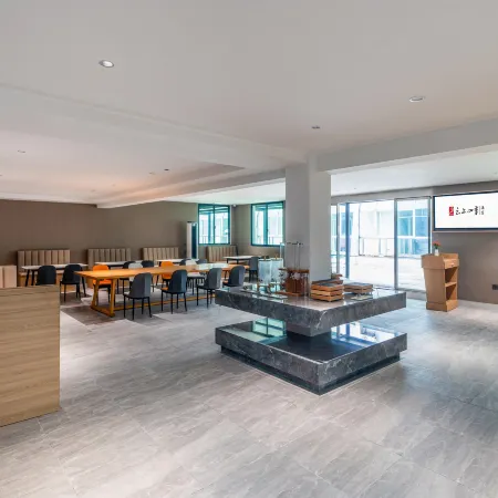 Cloud Four Seasons Hotel (Ningchuncheng Branch, Beihai High speed Railway Station)