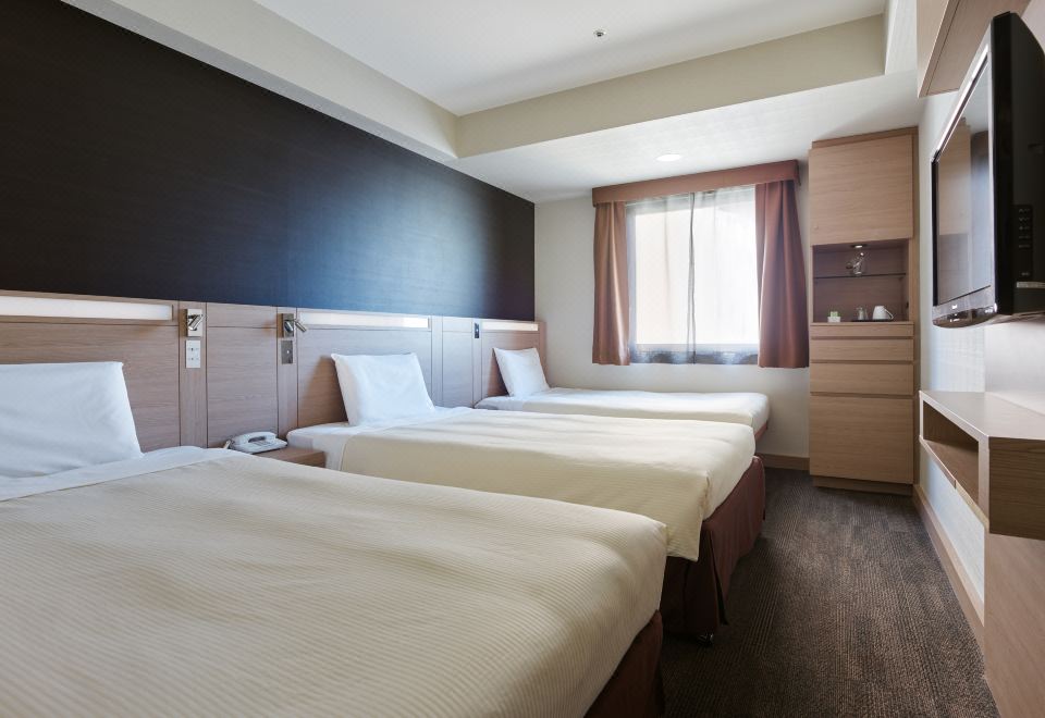 미츠이 가든 호텔 오카야마의 객실 내부 침대와 가구 이미지
