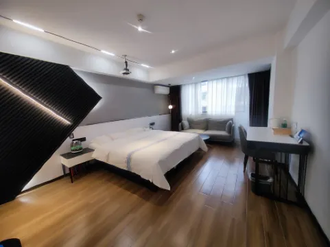 Aili cinema Zhenxuan Hotel (Haiken Plaza store, haixiu Middle Road, Haikou) Отели рядом с достопримечательностью «Martyrs' Cemetery»