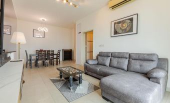 HostaHome Suites at Afiniti Residence Walk to Legoland