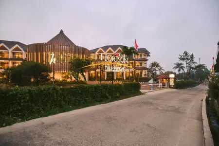 Horison Resort Tulip Puncak Отели рядом с достопримечательностью «Botanic Garden Cibodas»