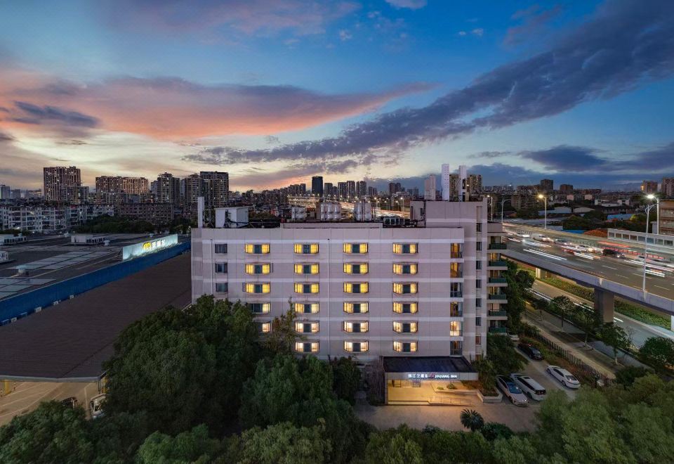 Jinjiang Inn (Bayi Square Nanchang Station Hotel) - Hizvo