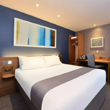 Travelodge London Manor House Hotels near كلابتون