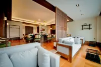 Huaying Shili Fangfei Hongyan Meicun