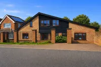 Medway View Luxe House in Maidstone City Centre with Parking - Homestays