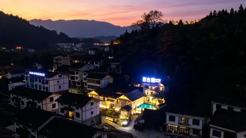 Fanjing Mountain Four Courtyard Homestay - Rooftop Pools