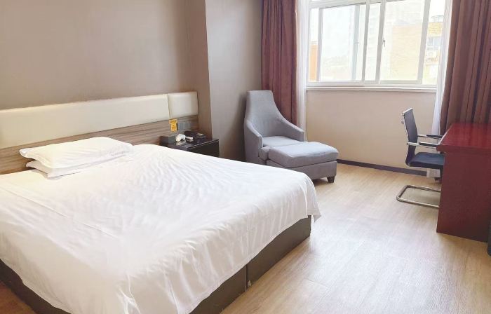 IU Hotel (Sanmenxia Lushi Coach Station Store)