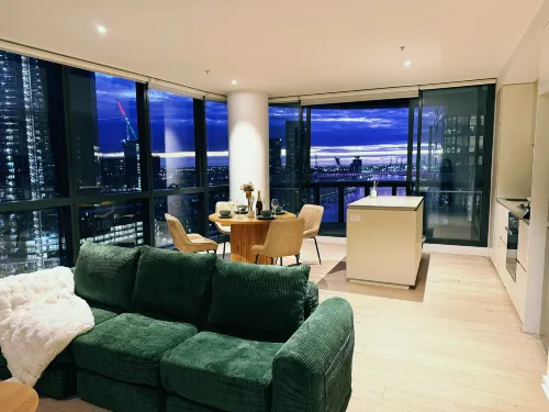 Panoramic Harbour & City Views | Luxe 2BR + Parking - 3-نجوم