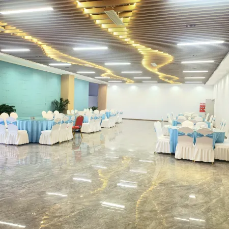 Huayu Light Luxury Hotel