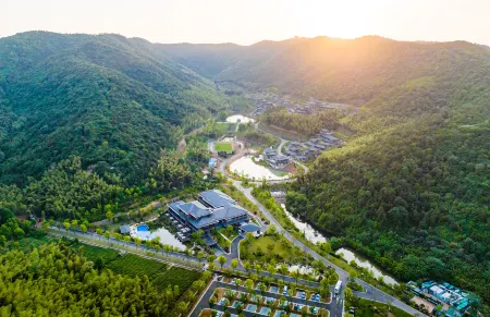 Phoenix River Yixing Отели рядом с достопримечательностью «Yulongtan Ming and Qing Ancient Town»