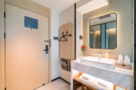 Elong Hotel (Beijing Tongzhou Liyuan Metro Station)