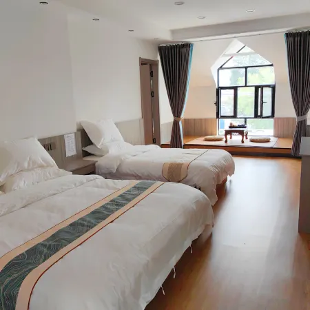 Tekes Luohuangge Homestay