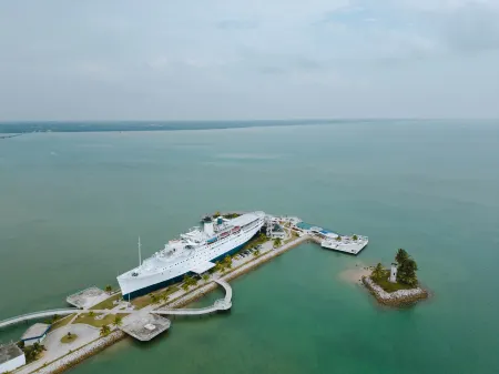 Doulos Phos The Ship Hotel