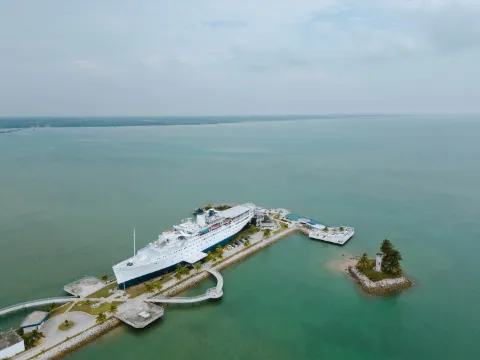 Doulos Phos The Ship Hotel