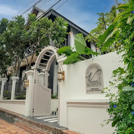 V Maison Boutique Hotel Отели рядом с достопримечательностью «Ват Сенсоухарам»