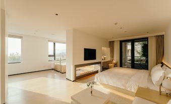 Owspace H & Joyland Inn