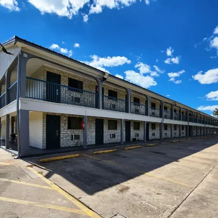 Scottish Inn & Suites