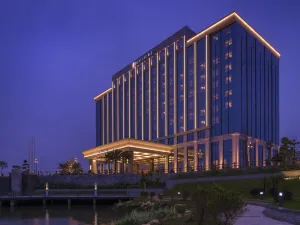 HUALUXE Yangjiang City Center by IHG