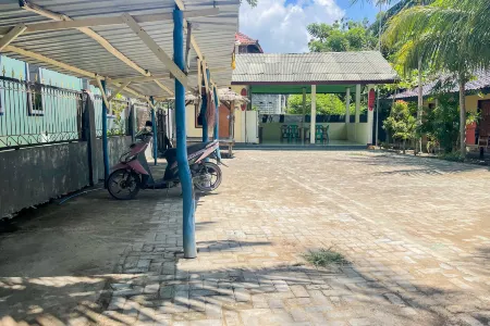 Ekas Beach Guesthouse Mitra RedDoorz Отели в г. Pemongkong