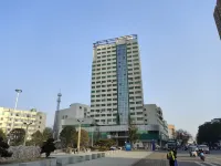 Xinyang Huaye Yard Hotel (Xinyang Railway Station Tianrun Plaza) - Romantic