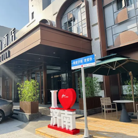 Yitel Collection Hotel (Jinan Daming Lake Baotu Spring) Отели рядом с достопримечательностью «Озеро Пяти драконов»