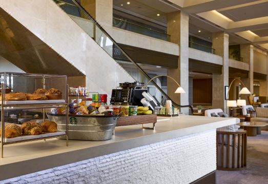 [LAX 공항 근처에 위치한 더 웨스틴 로스앤젤레스 에어포트의 로비 모습]