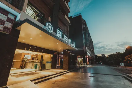 Helen Hotel (Chengdu East Station Sichuan Normal University Branch)