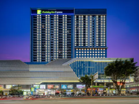 Holiday Inn Express Jiangmen Jianghai Отели рядом с достопримечательностью «Donghu Park»