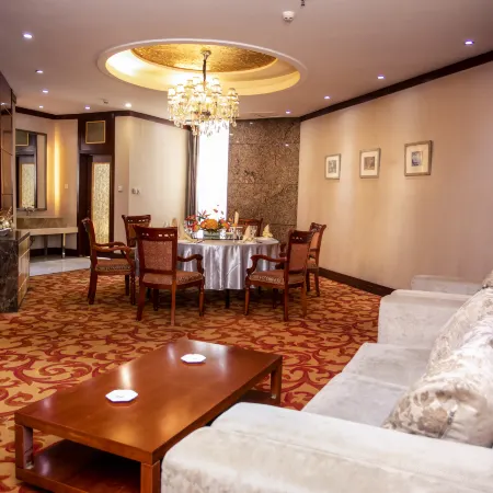 Harbin Huarong Hotel (Harbin Railway Station Museum Subway Station Branch) Отели рядом с достопримечательностью «Железнодорожный вокзал Харбин»