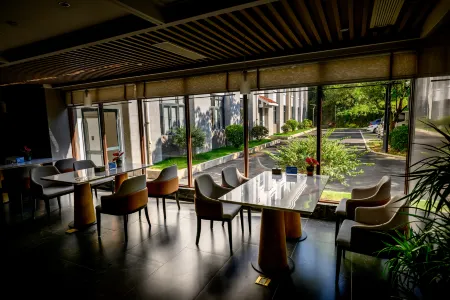 Juchunyuan·Wolong Villa Hotel Отели рядом с достопримечательностью «Dongjiangbin Park»