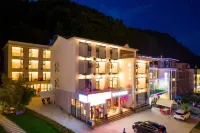 Yunshang Four Seasons Hotel (Laojunshan Scenic Area Zhongling Cableway Branch)