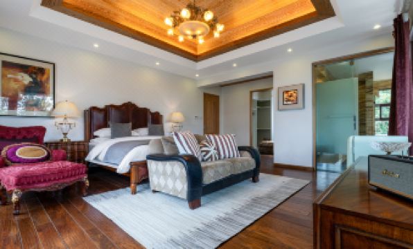 Xiyin Manjian Yinluxury Resort Hotel (Dali Ancient City South Gate City Building)