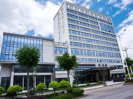 Ruiyu Hotel Отели рядом с достопримечательностью «Giant Buddha in Rong County»