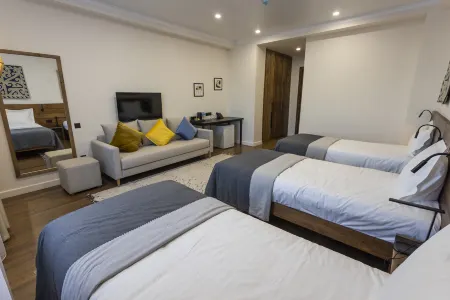 Акжола Отели рядом с достопримечательностью «Каба уулу Кожомкул»